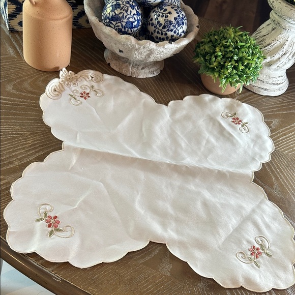 NEW! Elegant Vintage Inspired Creamy White Floral Embroidered Table Scarf Runner - Picture 8 of 8
